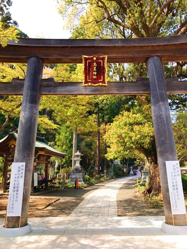 高麗神社の二ノ鳥居。凛とした空気に包まれた参道の入口