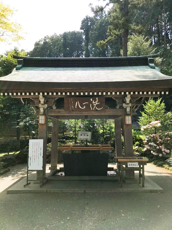 高麗神社の手水舎。参拝前に心身を清めるための場所