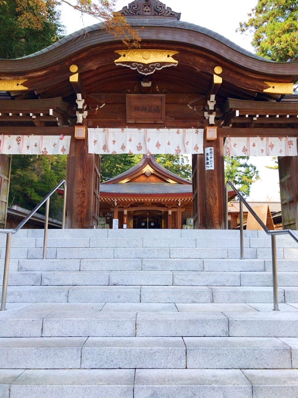 高麗神社の神門と扁額。歴史を感じさせる境内の入口