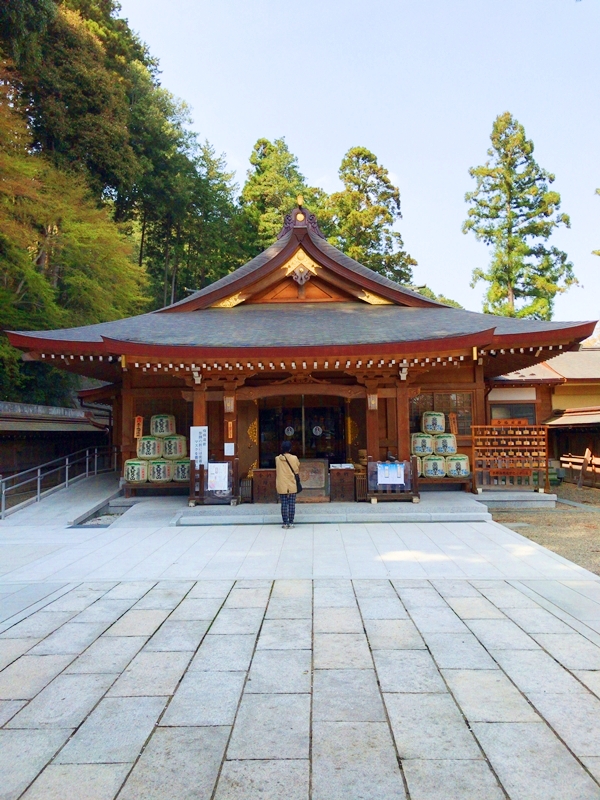 高麗神社の拝殿。静かに祈りを捧げる参拝者が訪れる