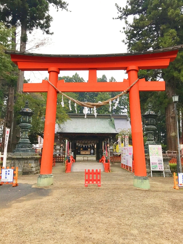 櫛引八幡宮の朱色の大鳥居。800年以上の歴史をもつ神社の入口