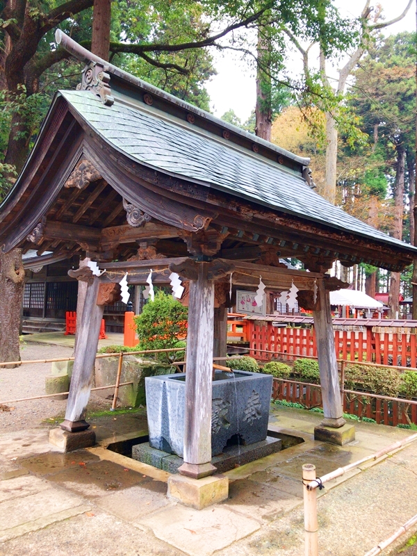 櫛引八幡宮の手水舎。参拝前に心身を清める場所