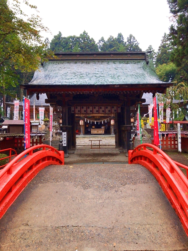 櫛引八幡宮の朱塗りの神橋と四脚門。格式高い境内の入口