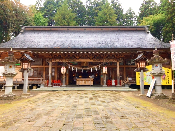 櫛引八幡宮の入母屋造りの拝殿。南部藩の総鎮守として崇敬を集める