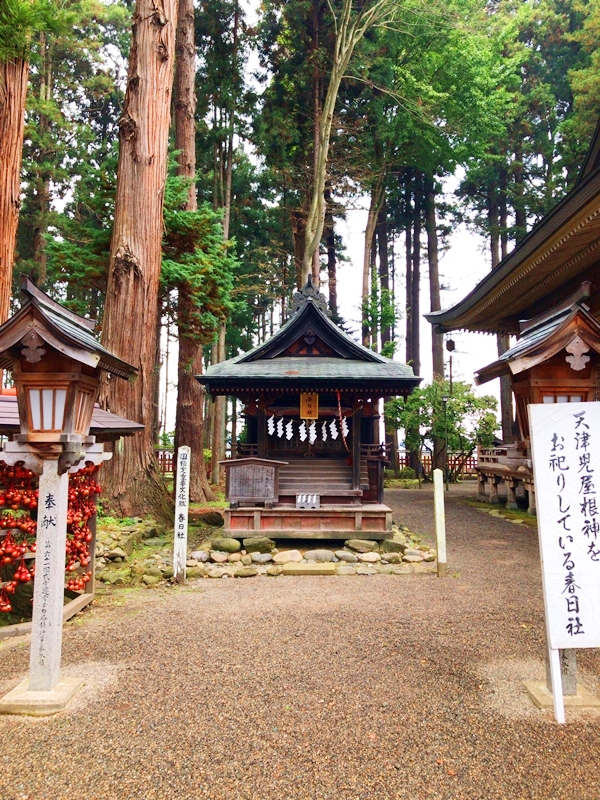 櫛引八幡宮の春日社。一間社春日造の格式高い末社