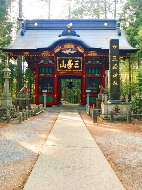 三峯神社の随身門｜埼玉県秩父市のパワースポット｜全国有数の霊験場
