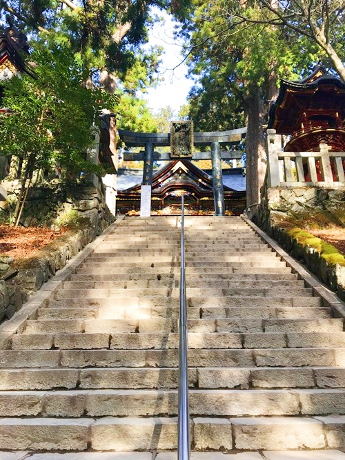 三峯神社の階段｜拝殿へのアプローチ｜神聖な参道
