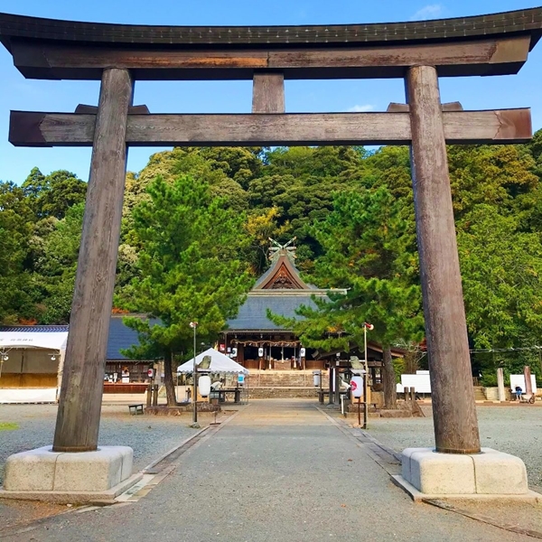 木造では島根県内最大級とされる物部神社の大鳥居