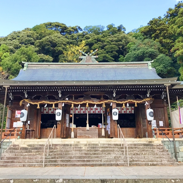 入母屋造の美しい屋根が特徴的な物部神社の拝殿