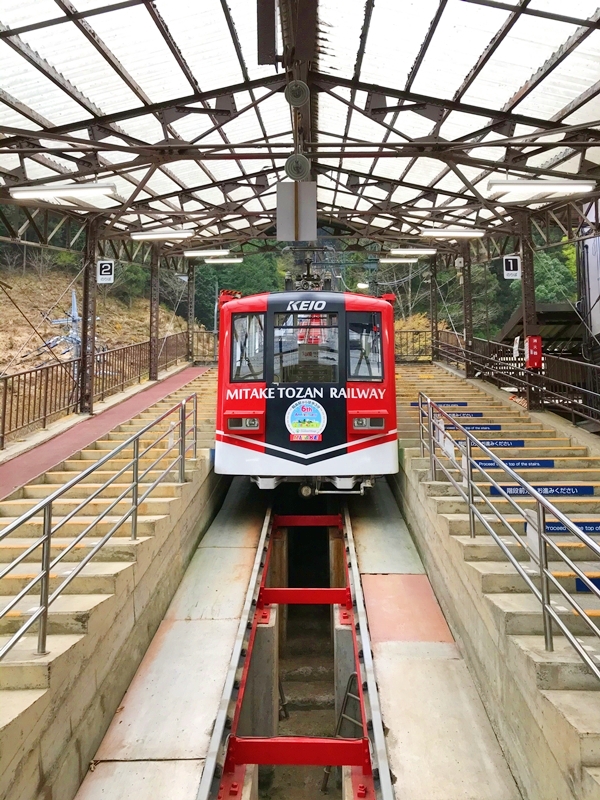 関東一の急勾配を登る御岳山ケーブルカー。参拝前の心持ちを切り替える乗り物