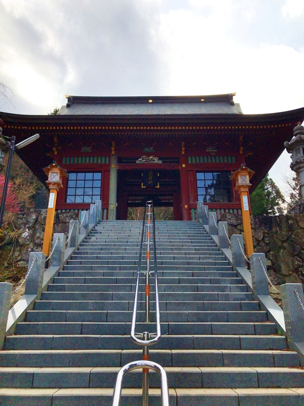 武蔵御嶽神社の随神門。境内入口に立つ風格ある門