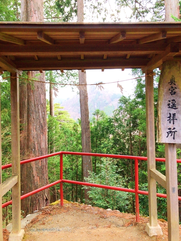武蔵御嶽神社の遥拝所。奥の院へ向けて祈りを捧げる場所