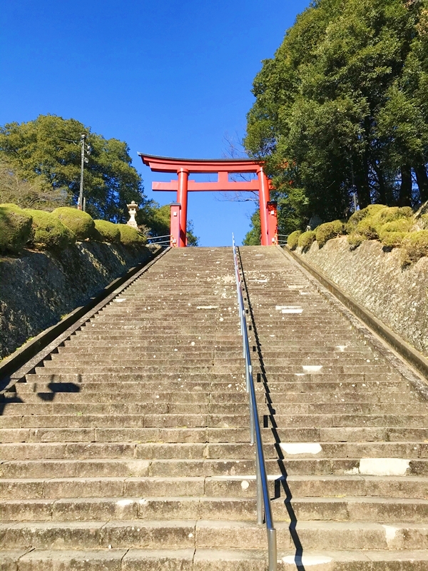 貫前神社 参道入口の石段 境内へと続く最初の石段の様子
