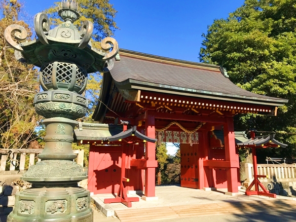 貫前神社 総門と唐銅製燈籠 高さ約395cmの荘厳な燈籠が両側に立つ