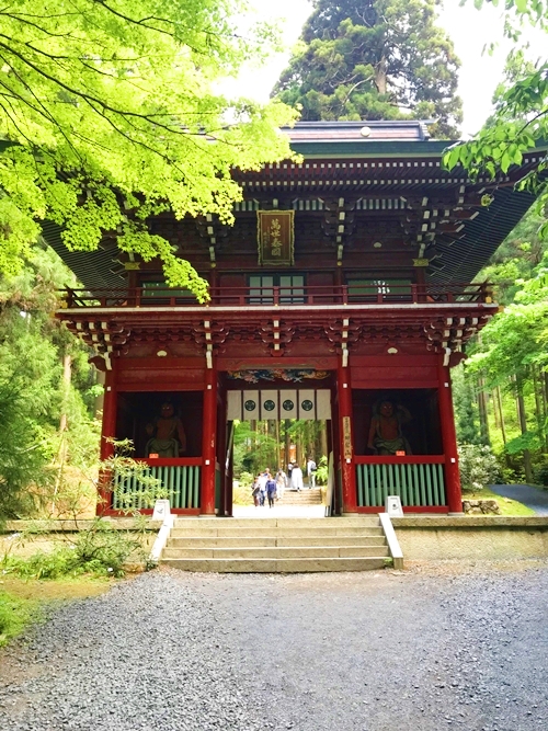 御岩神社の境内｜神仏習合の空間｜楼門と日天月天の装飾