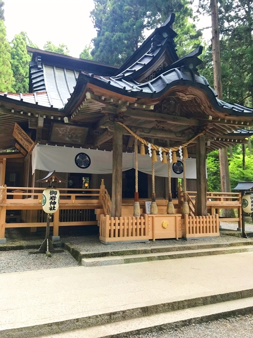御岩神社の拝殿｜26柱の神々を祀る本殿｜徳川光圀公も崇敬した聖地