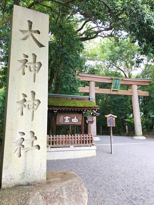 大神神社の参道｜多くの参拝者が訪れる人気のパワースポット