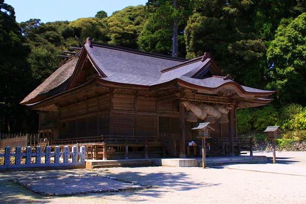 隠岐の歴史を感じさせる玉若酢命神社の茅葺き屋根が特徴的な随神門