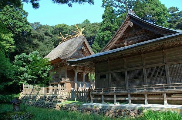 玉若酢命神社の重厚な造りの本殿と境内に漂う静寂な祈りの雰囲気