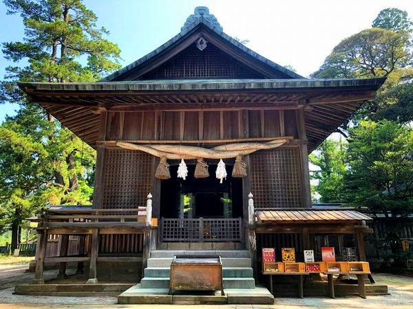 隠岐國一之宮・水若酢神社の入り口に構える木造の風格ある鳥居と境内全景