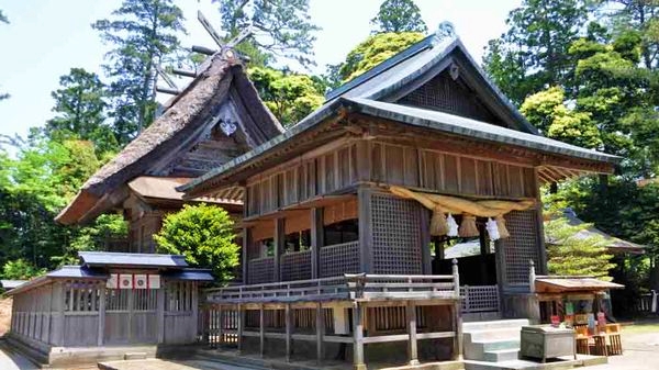 隠岐造りの建築様式を今に伝える水若酢神社の本殿と格式ある参拝所