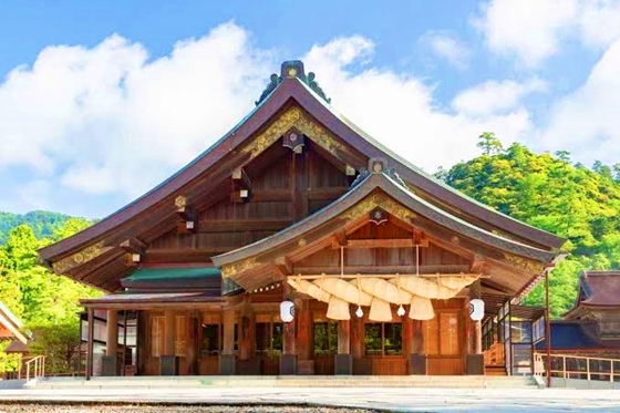 出雲大社の拝殿にて縁結びの祈願祈祷を執り行った参拝時の風景