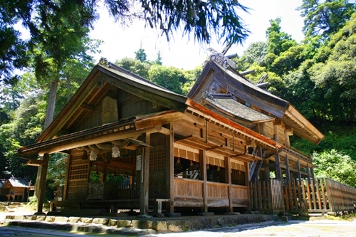 夫婦神を祀る神魂神社の静かな境内と祈祷を行った場所の風景