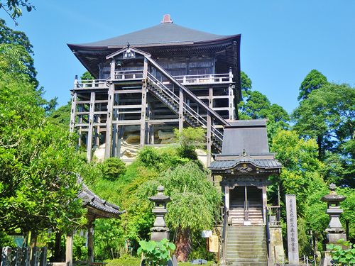 岩山の上にそびえ立つ笠森観音の四方懸造による独特な建築様式