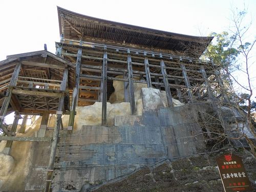 笠森観音の観音堂へ続く山道の急な階段と木々に囲まれた参道