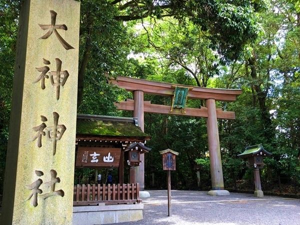 奈良県の大神神社にある巨大な鳥居と静かな参拝道の風景