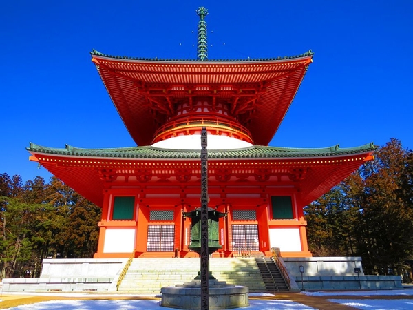 高野山の壇上伽藍に建つ根本大塔と世界遺産の聖域を巡る巡礼の景観