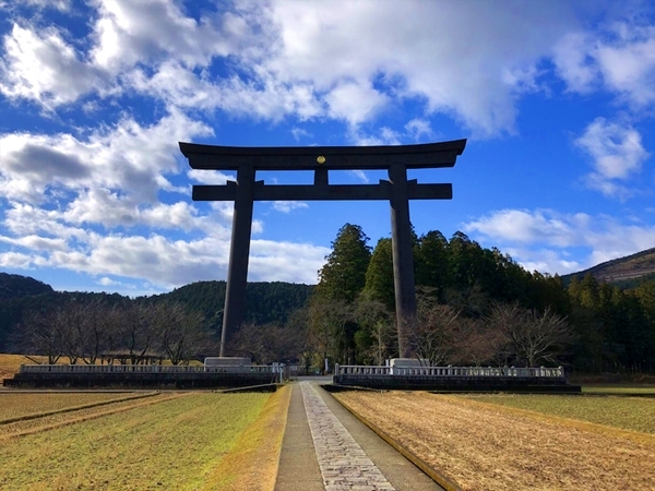 鮮やかな朱色が美しい熊野速玉大社の鳥居と開かれた神域の入り口