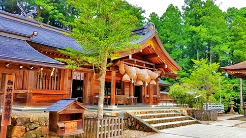 熊野大社の拝殿前で手を合わせ祈願を行った際の外観