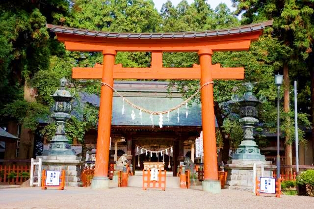 櫛引八幡宮の広い境内と参拝客を迎える静かな鳥居の風景