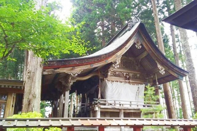 細やかな彫刻が施された櫛引八幡宮の本殿建築と歴史あるたたずまい