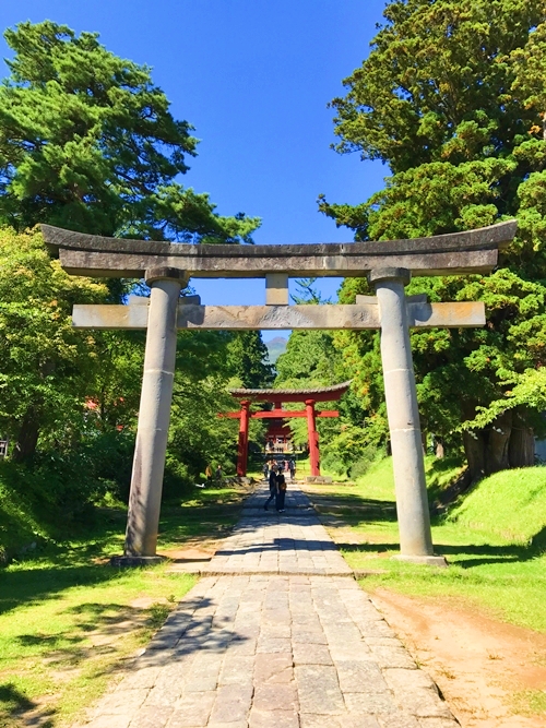 岩木山神社の長く真っすぐに伸びる石畳の参道と周囲の杉林