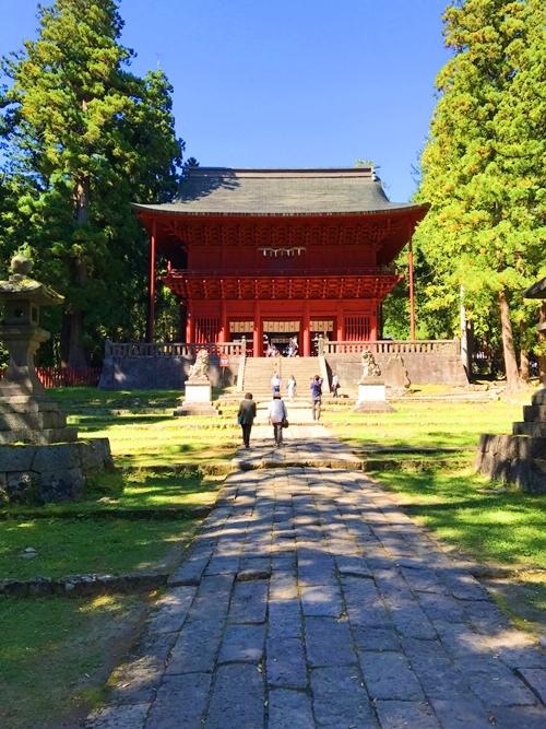 岩木山神社の厳かな雰囲気を象徴する朱塗りの楼門