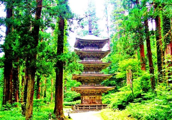 出羽三山神社の杉木立の中に佇む歴史深い五重塔