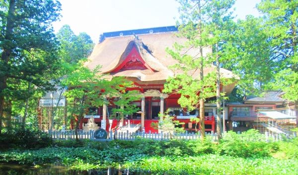 出羽三山神社の重厚な造りの拝殿と祈願を行った参拝場所