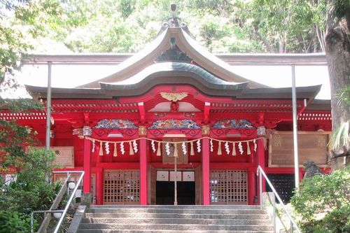 緑豊かな木々に囲まれた高瀧神社の社殿と静寂な境内の風景