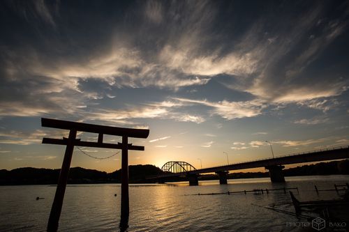 高滝湖の穏やかな湖畔に佇む高瀧神社の鳥居と周辺の自然美