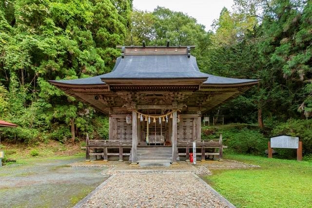 岩手県花巻市に鎮座する丹内山神社の緑豊かな境内と社殿