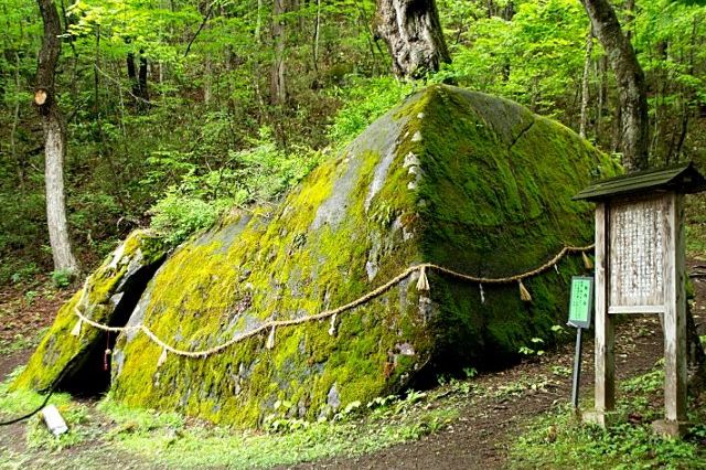 丹内山神社の御神体であるアラハバキ大神の巨大な石（胎内くぐりの巨石）