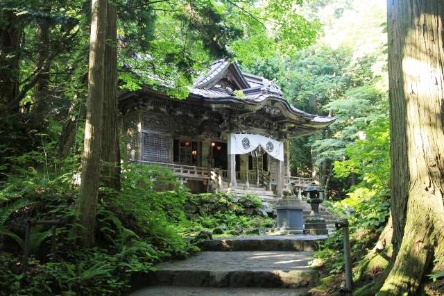 十和田湖の豊かな自然に囲まれた十和田神社の社殿と周辺の景観