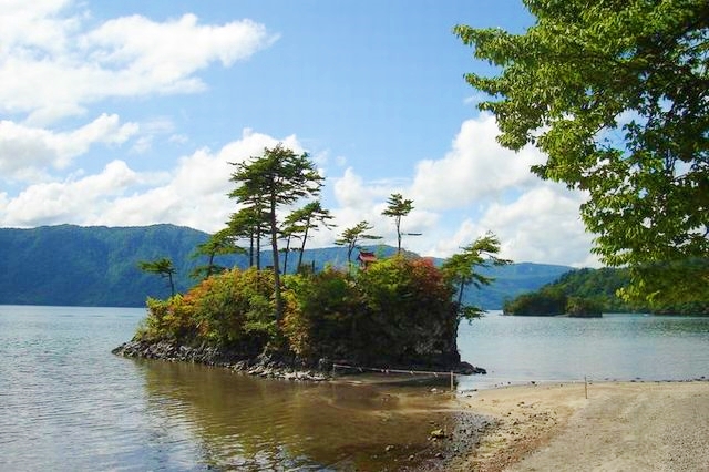 十和田湖に浮かぶ恵比須島の全景と周囲を囲む穏やかな湖面