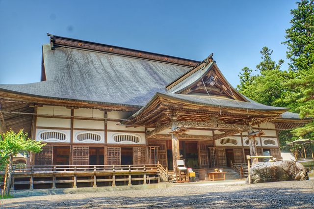 世界遺産・平泉中尊寺の本堂の外観と広い境内の風景