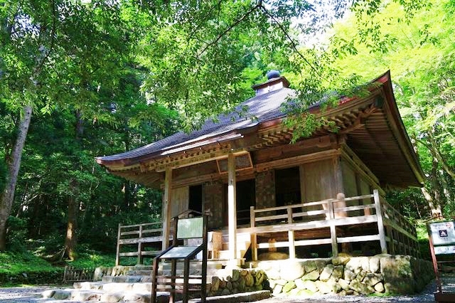 中尊寺の境内に点在する歴史的なお堂と静かな祈りの空間