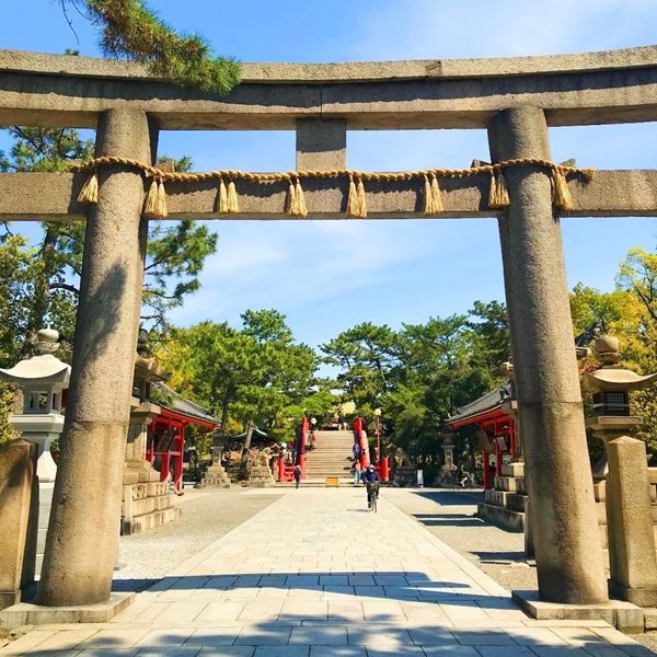 住吉大社の美しい石畳の参道と「遣唐使進発の地」の石碑｜古代の国際交流の歴史を物語る風景
