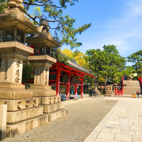 住吉大社参道に並ぶ634基の石燈籠の壮大な景観｜勝負運アップのパワースポットとしての風景
