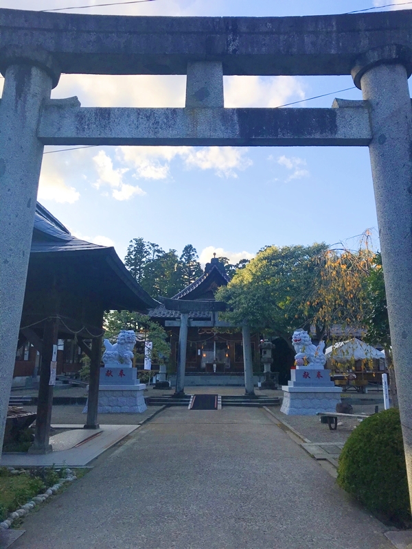 荘内神社の参道｜歴史を感じる石畳と自然に囲まれた祈りの道
